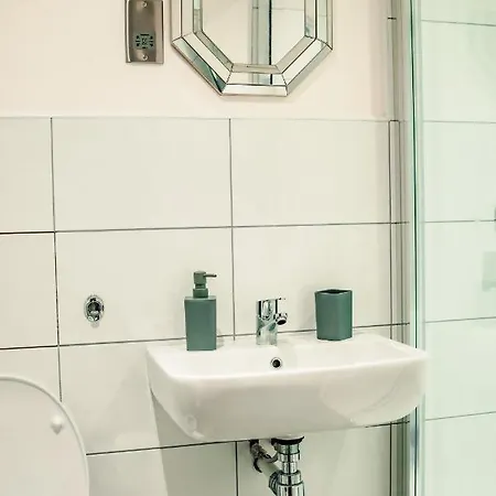 Bv Cosy Basement At Conditioning House Apartment Bradford (West Yorkshire)