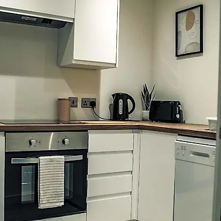Bv Cosy Basement At Conditioning House Apartment Bradford (West Yorkshire)