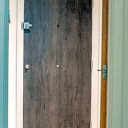 Bv Cosy Basement At Conditioning House Apartment Bradford (West Yorkshire)