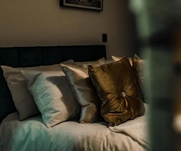 Bv Cosy Basement At Conditioning House Bradford (West Yorkshire)