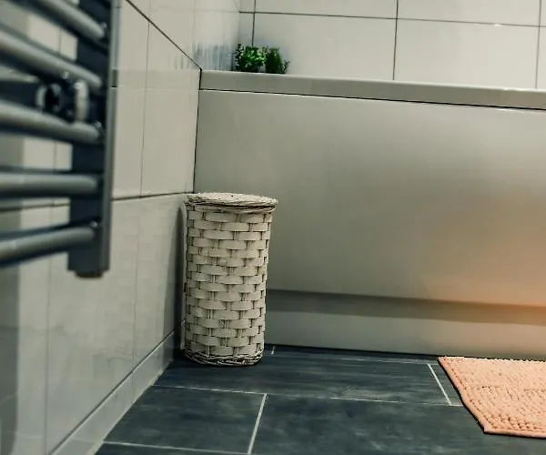 Bv Cosy Basement At Conditioning House * Bradford (West Yorkshire)